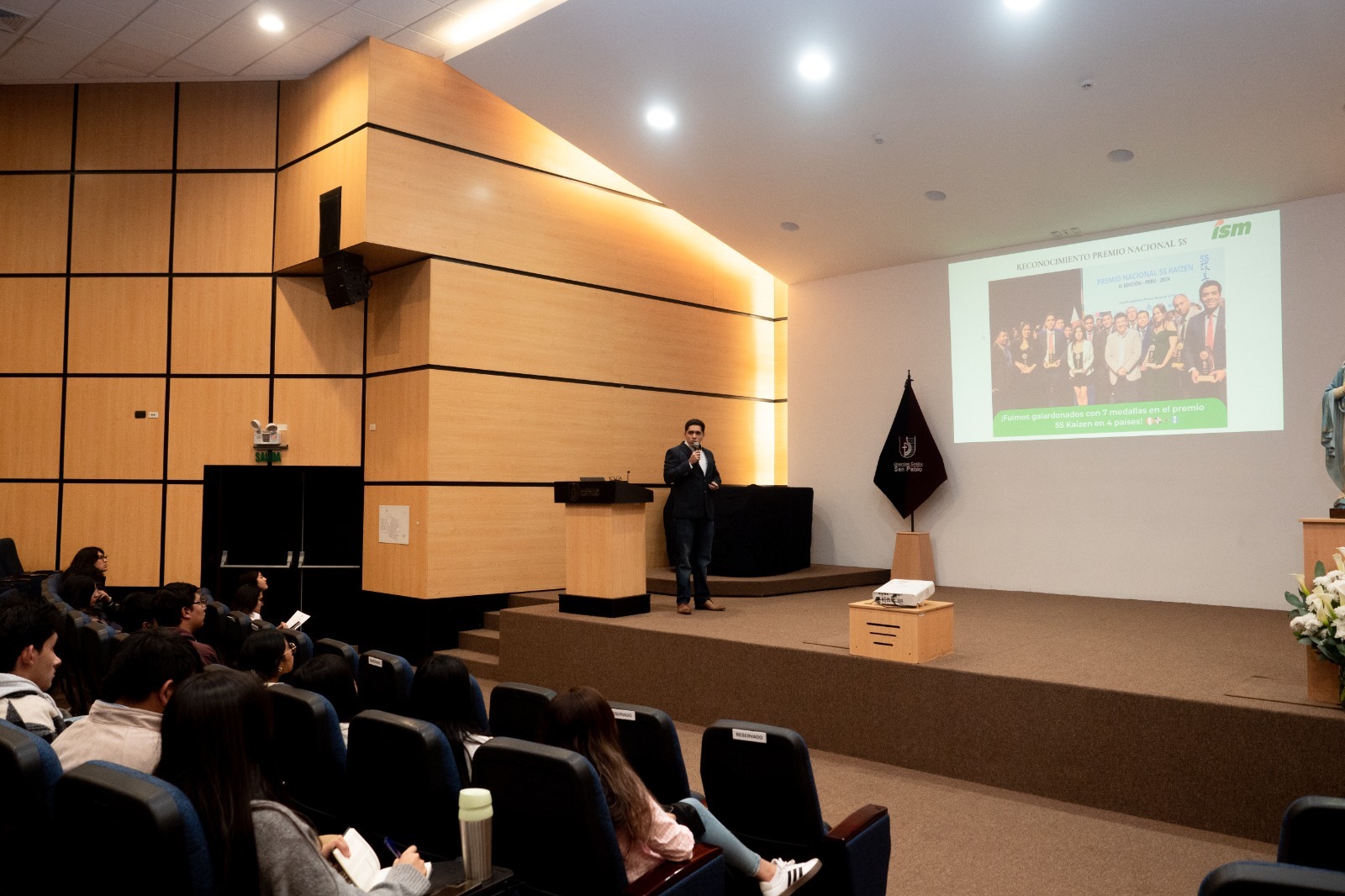 Industrias San Miguel refuerza su liderazgo en la metodología 5S mediante conferencia en universidad arequipeña